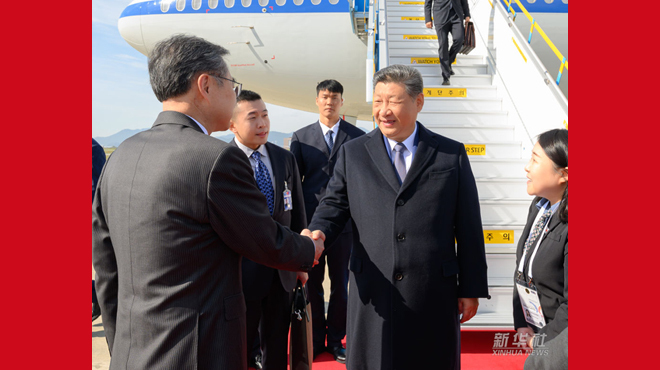 習近平抵達韓國出席亞太經合組織第三十二次領導人非正式會議并對韓國進行國事訪問