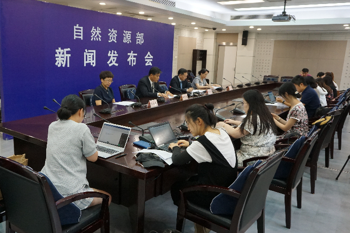 《關于完善建設用地使用權轉讓、出租、抵押二級市場的指導意見》新聞發布會