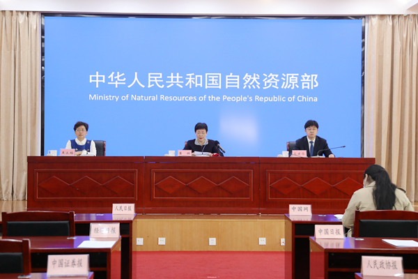 農村亂占耕地建房典型案例及有關事項通報新聞發布會