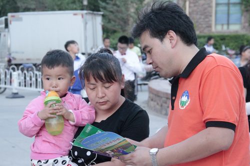 625：內蒙古巴彥淖爾市國土資源人走進社區宣傳保護耕地、珍惜資源