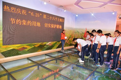 625：內蒙古巴彥淖爾市國土資源系統“6.25”宣傳走進課堂